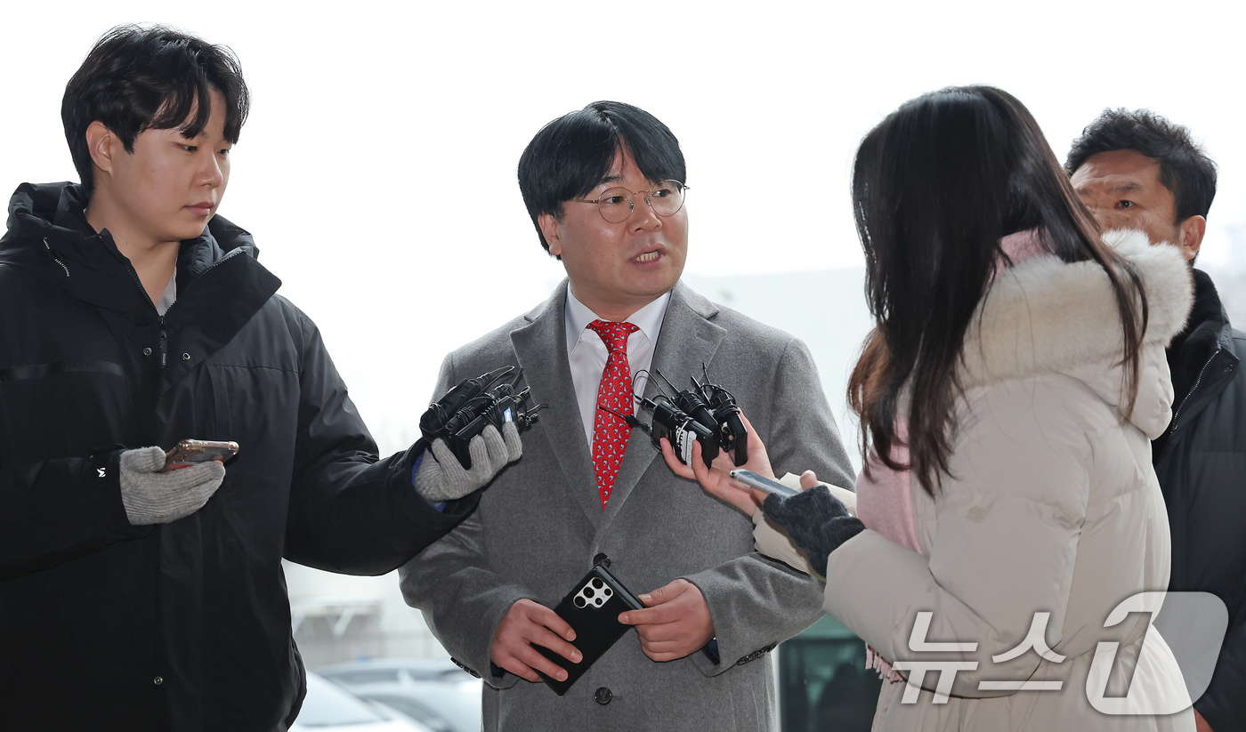 (서울=뉴스1) 장수영 기자 = 김건희 여사를 몰래 촬영한 영상을 보도한 혐의로 고발된 이명수 서울의소리 기자가 12일 오후 서울 서초경찰서에서 스토킹처벌법 위반 혐의 관련 조사를 …