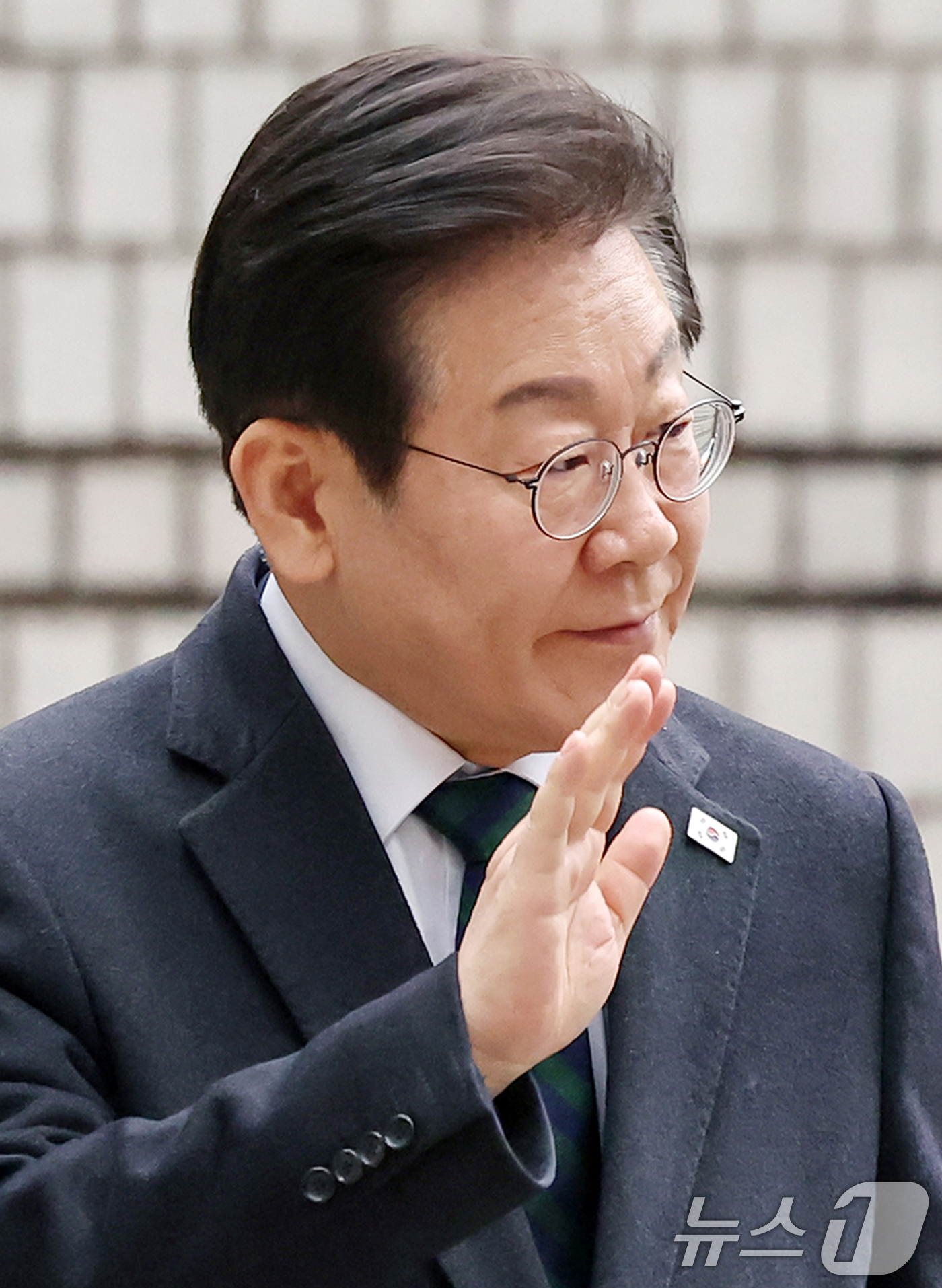 (서울=뉴스1) 민경석 기자 = '공직선거법 위반' 혐의를 받는 이재명 더불어민주당 대표가 12일 오후 서울 서초구 서울고등법원에서 열린 항소심 공판에 출석하며 지지자들을 향해 손 …