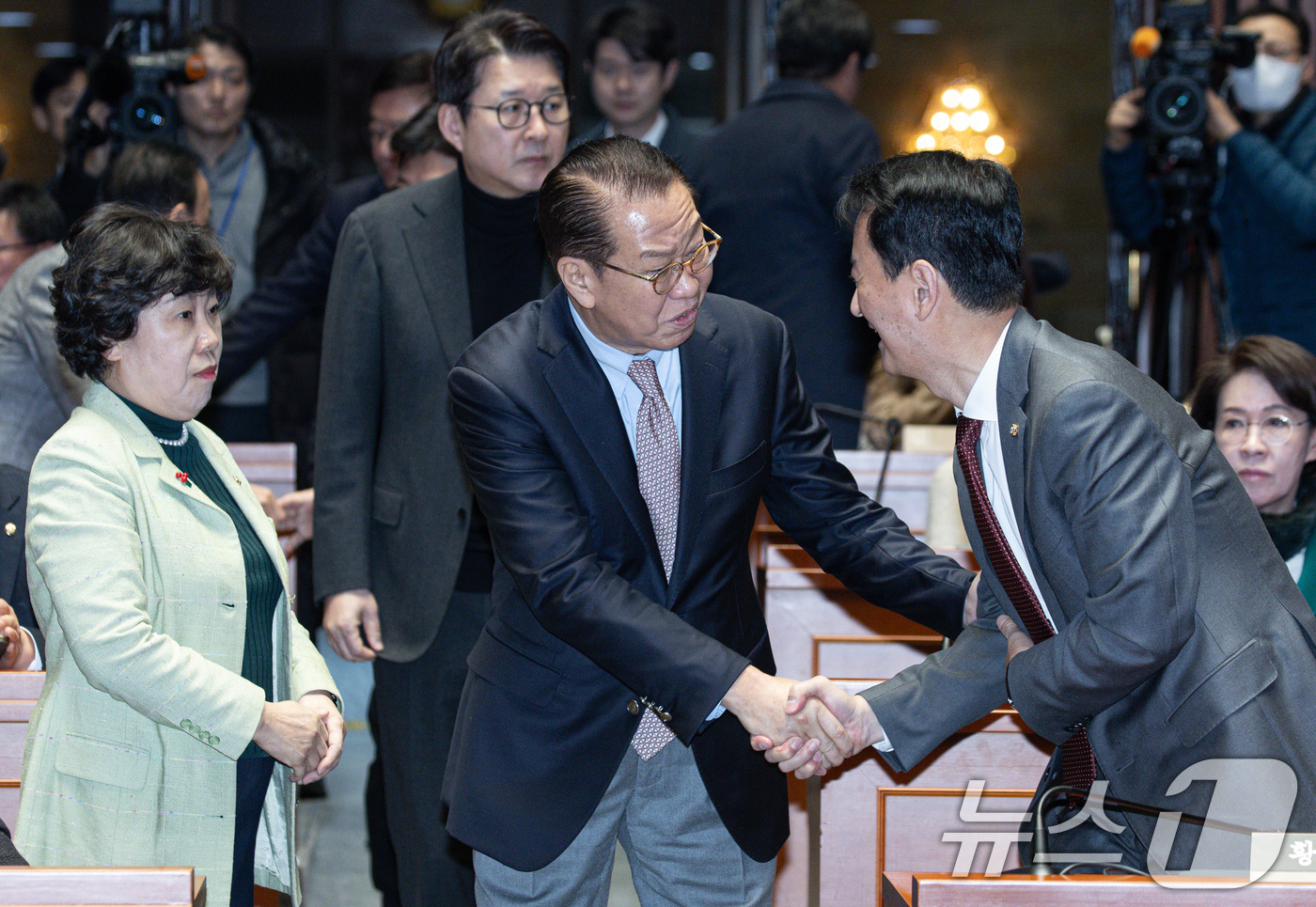 (서울=뉴스1) 이재명 기자 = 권영세 국민의힘 비상대책위원장이 12일 오후 서울 여의도 국회에서 열린 의원총회에서 참석하고 있다. 2025.2.12/뉴스1