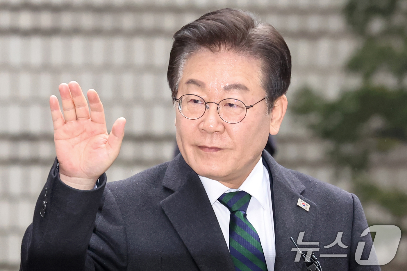 (서울=뉴스1) 민경석 기자 = '공직선거법 위반' 혐의를 받는 이재명 더불어민주당 대표가 12일 오후 서울 서초구 서울고등법원에서 열린 항소심 공판에 출석하며 지지자들을 향해 손 …