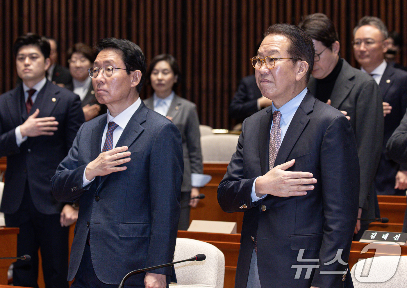 (서울=뉴스1) 이재명 기자 = 권영세 국민의힘 비상대책위원장이 12일 오후 서울 여의도 국회에서 열린 의원총회에서 국민의례를 하고 있다. 2025.2.12/뉴스1