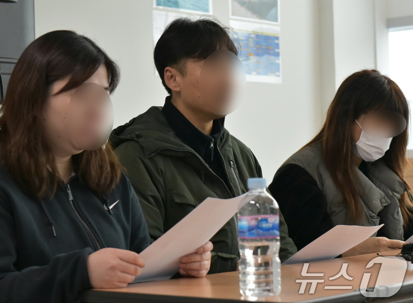 본문 이미지 - 제22서경호 침몰 사고 실종자 가족들이 12일 전남 여수시 봉산동 소재 실종자 대기실에서 입장문을 읽고 있다. 2025.2.12/뉴스1 ⓒ News1 김동수 기자