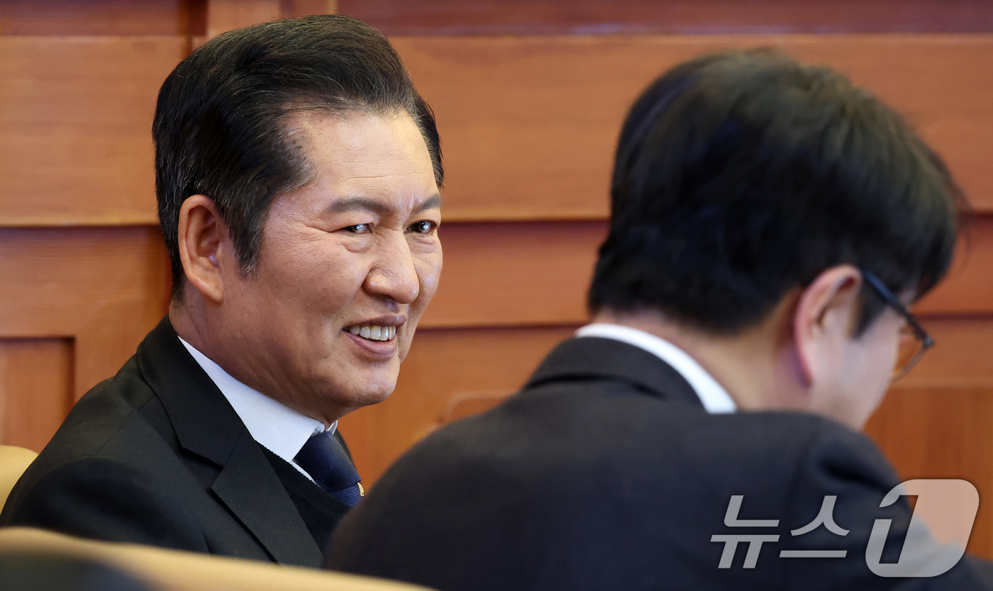 (서울=뉴스1) 김성진 기자 = 12일 오후 서울 종로구 헌법재판소 대심판정에서 열린 최재해 감사원장 탄핵심판 첫 변론기일에서 국회측 청구인인 정청래 법사위원장이 출석해 자리하고 …