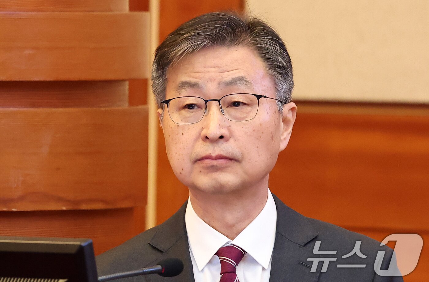 본문 이미지 - 최재해 감사원장이 12일 오후 서울 종로구 헌법재판소 대심판정에서 열린 탄핵심판 첫 변론기일에 출석해 자리하고 있다. 2025.2.12/뉴스1 ⓒ News1 김성진 기자