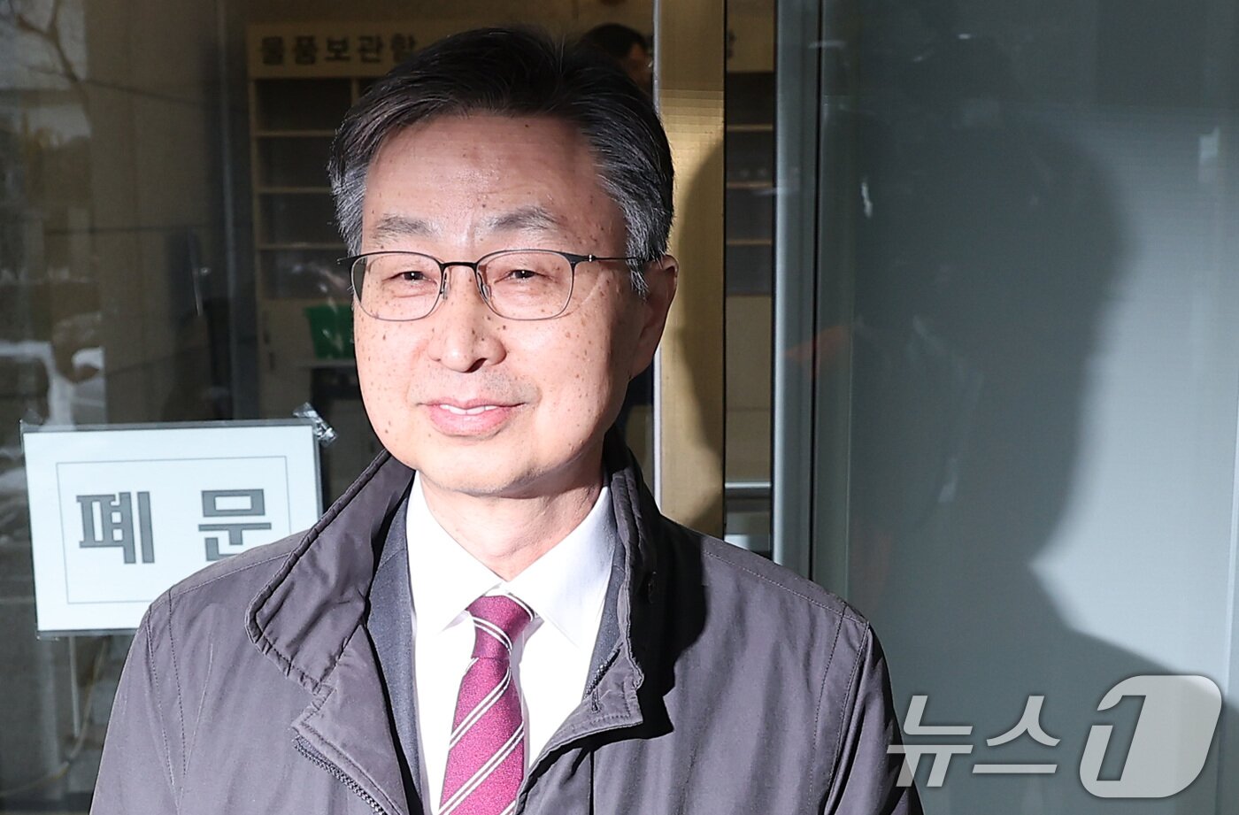 본문 이미지 - 최재해 감사원장이 12일 오후 서울 종로구 헌법재판소 대심판정에서 열린 탄핵심판 첫 변론기일에 출석하고 있다. 2025.2.12/뉴스1 ⓒ News1 김성진 기자