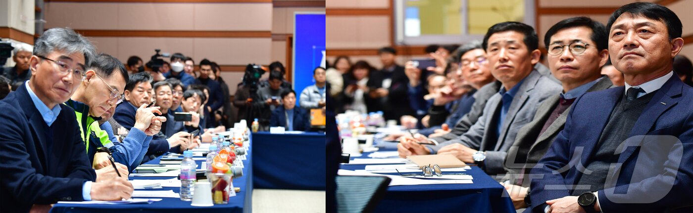 본문 이미지 - 12일 포항시청 대회의실에서 열린 포항 지역 '이차전지 및 철강 기업과의 간담회에서 아차전지 기업 대표(왼쪽)과 철강업체 대표들이 포항시가 준비한 기업 현황 등에 대해 살펴보고 있다. 2025.2.12/뉴스1 ⓒ News1 최창호 기자