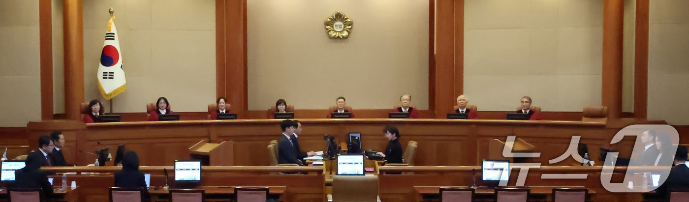 (서울=뉴스1) 김성진 기자 = 문형배 헌법재판소 권한대행을 비롯한 헌법재판관들이 12일 오후 서울 종로구 헌법재판소 대심판정에서 열린 최재해 감사원장 탄핵심판 첫 변론기일에 참석 …