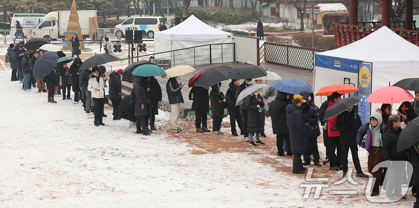 (서울=뉴스1) 김진환 기자 = 12일 오후 서울 중구 남산골한옥마을에서 열린 정월대보름 행사를 찾은 시민들이 부럼을 받기 위해 줄을 서 있다.정월대보름은 음력으로 설날이 지나고 …