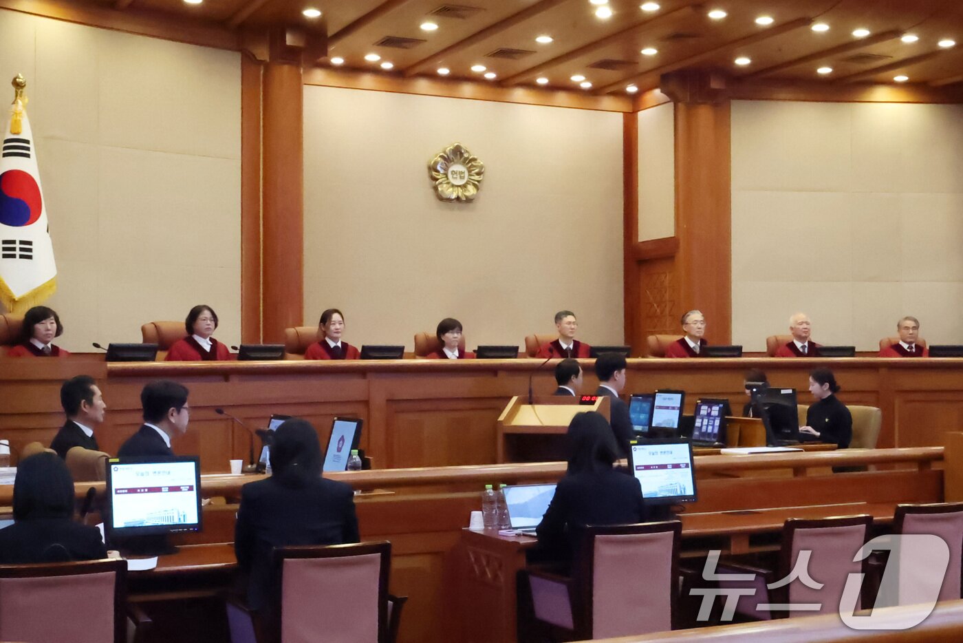 본문 이미지 - 문형배 헌법재판소 권한대행을 비롯한 헌법재판관들이 12일 오후 서울 종로구 헌법재판소 대심판정에서 열린 최재해 감사원장 탄핵심판 첫 변론기일에 참석하고 있다. &#40;공동취재&#41; 2025.2.12/뉴스1 ⓒ News1 김성진 기자