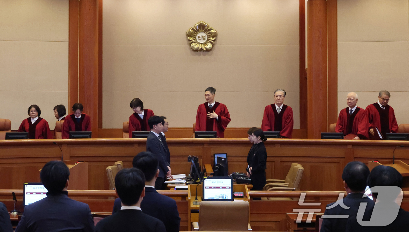 (서울=뉴스1) 김성진 기자 = 문형배 헌법재판소 권한대행을 비롯한 헌법재판관들이 12일 오후 서울 종로구 헌법재판소 대심판정에서 열린 최재해 감사원장 탄핵심판 첫 변론기일에 참석 …