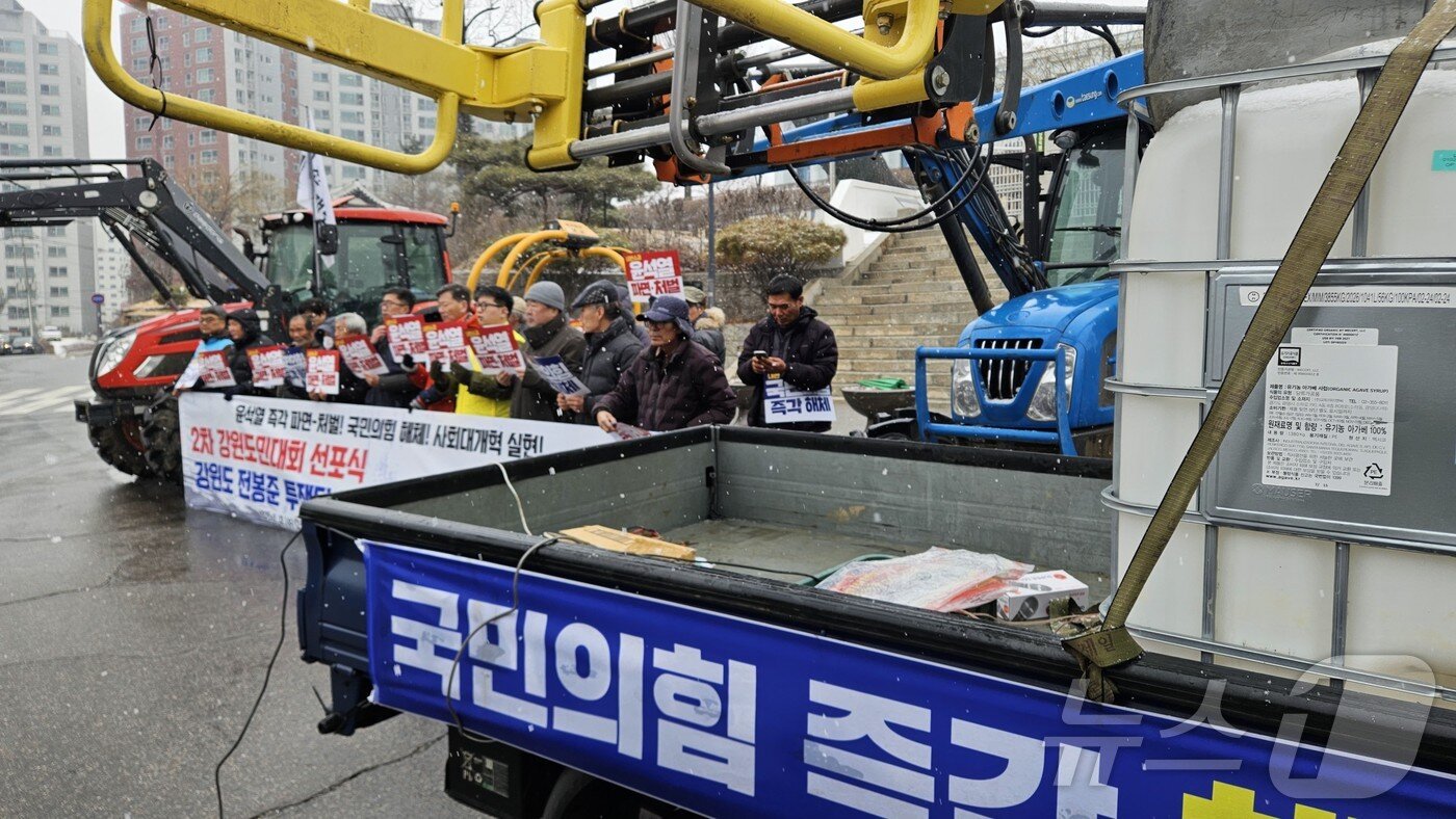 본문 이미지 - 윤석열 정권 퇴진 강원운동본부와 강원도 정봉준 투쟁이  12일 강원도청 앞에서 기자회견을 열고 윤석열 대통령의 퇴진을 촉구했다.2025.2.12 한귀섭 기자