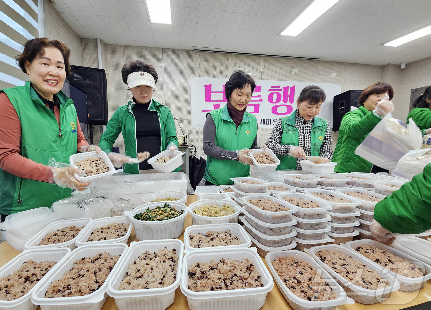 (광주=뉴스1) 박지현 기자 = 정월 대보름 날인 12일 광주 북구 동림동 행정복지센터에서 열린 이웃과 함께 하는 정 나눔 행사에서 새마을부녀회원과 동직원들이 지역 돌봄 세대에 전 …