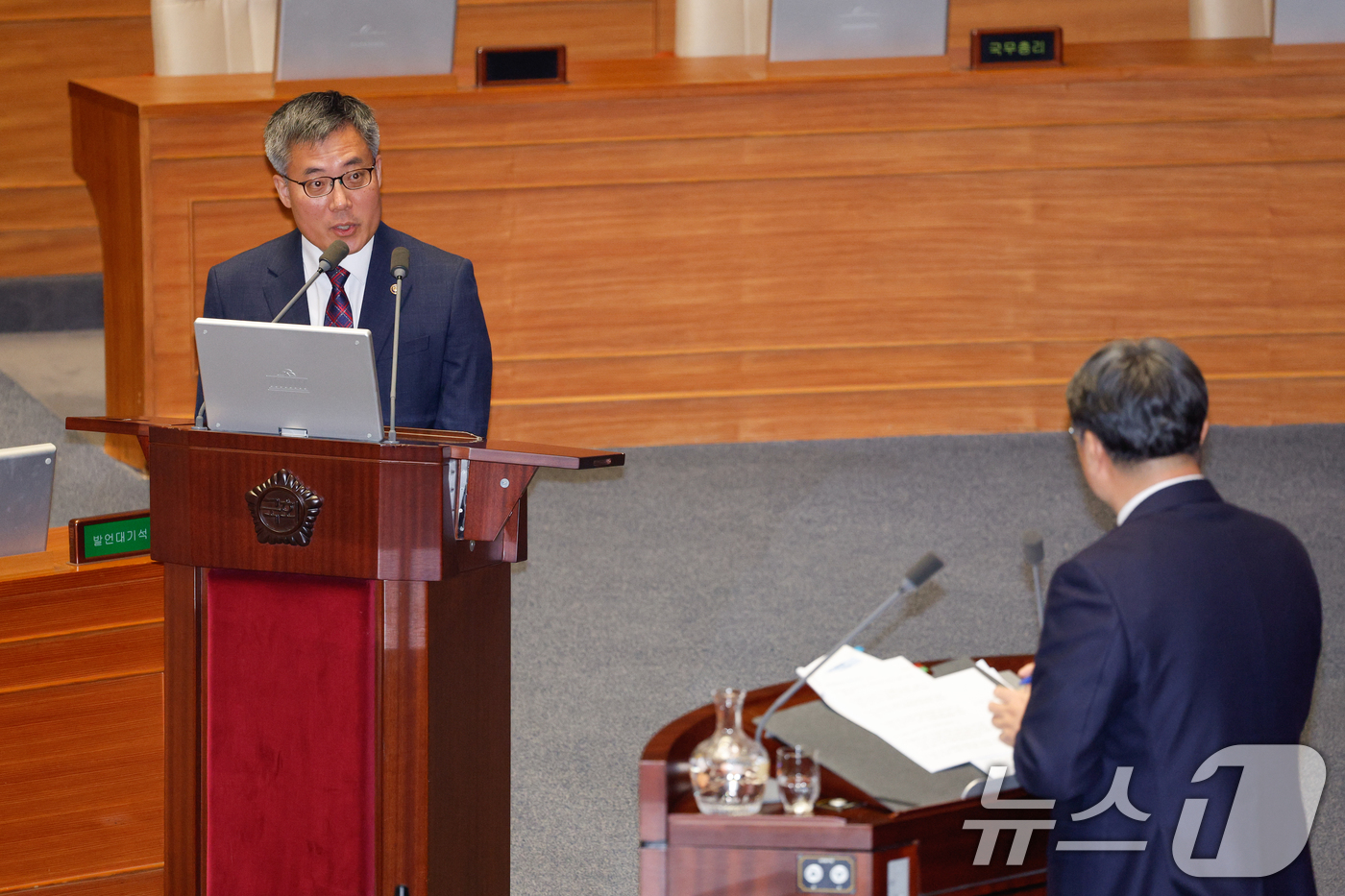(서울=뉴스1) 안은나 기자 = 김석우 법무부 장관 직무대행(차관)이 12일 오후 서울 여의도 국회에서 열린 제422회국회(임시회) 제4차 본회의에서 이춘석 더불어민주당 의원의 정 …
