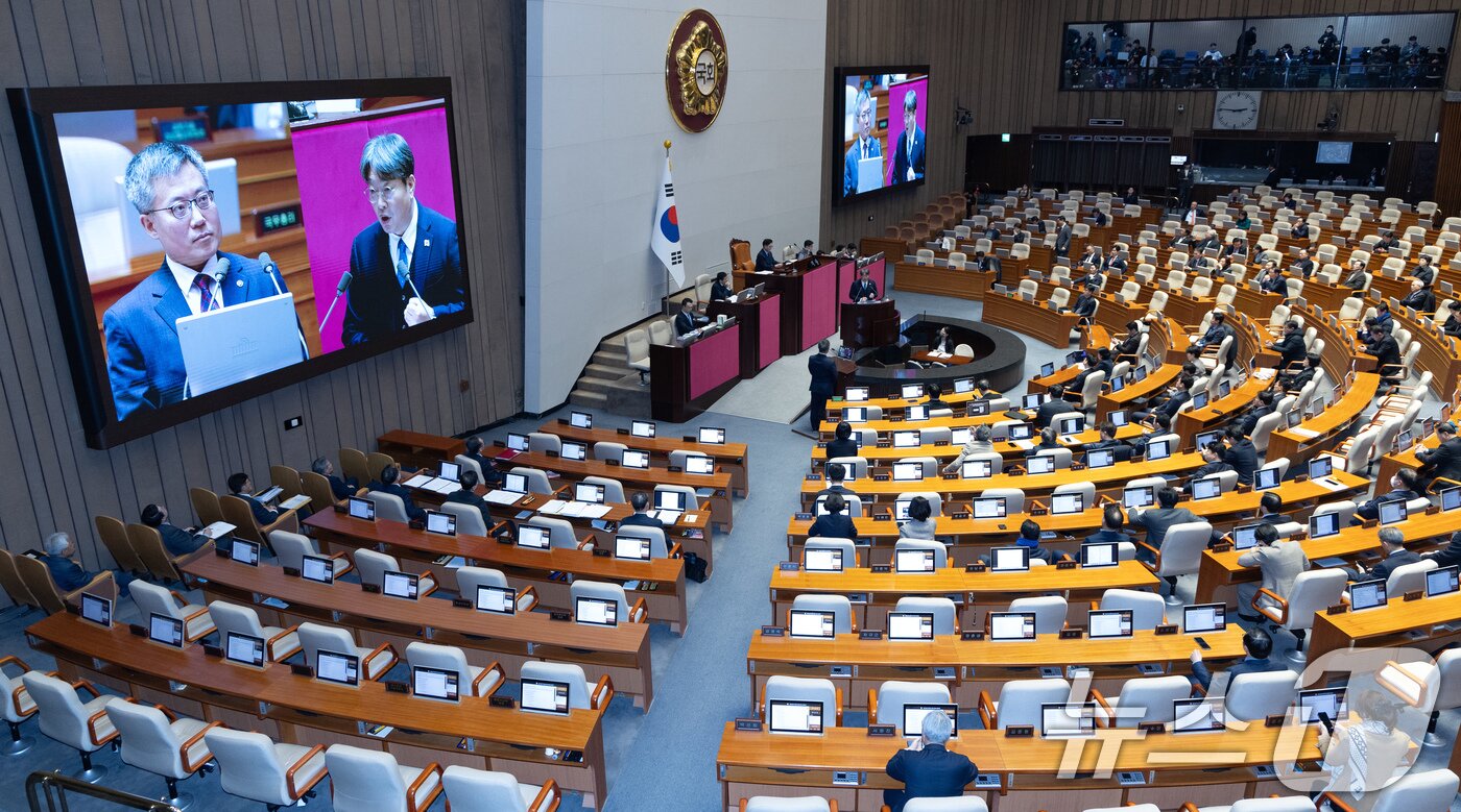 본문 이미지 - 이춘석 더불어민주당 의원이 12일 오후 서울 여의도 국회에서 열린 제422회 국회&#40;임시회&#41; 제4차 본회의에서 김석우 법무부 장관 직무대행에게 정치·외교·통일·안보 분야 대정부 질문을 하고 있다. 2025.2.12/뉴스1 ⓒ News1 이재명 기자