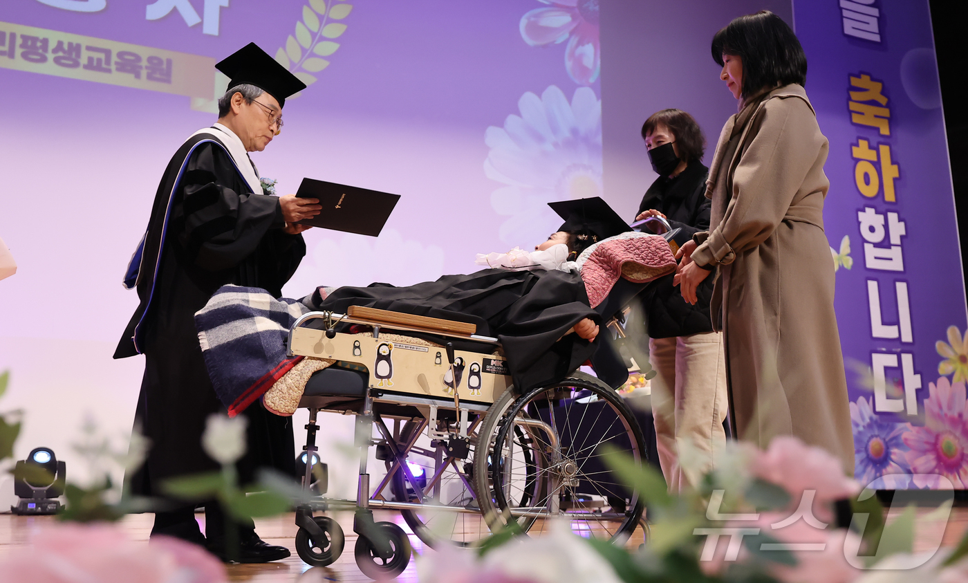 (서울=뉴스1) 김도우 기자 = 정근식 서울시교욱감이 12일 서울 서초구 서울시교육청교육연수원에서 열린 ‘2024학년도 초등·중학 학력 인정 문해교육 졸업식'에서 김홍자 졸업생에게 …