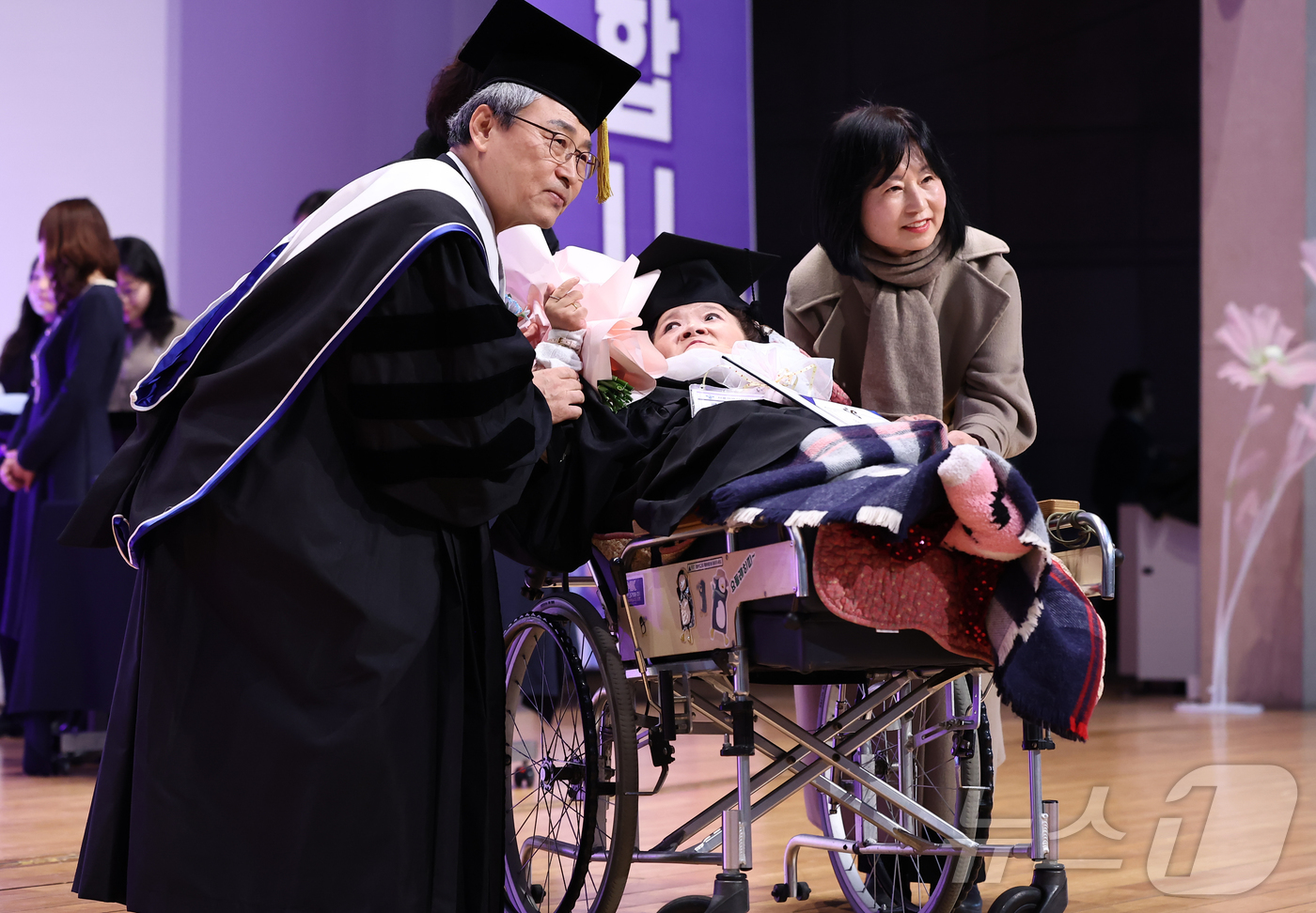 (서울=뉴스1) 김도우 기자 = 정근식 서울시교욱감이 12일 서울 서초구 서울시교육청교육연수원에서 열린 ‘2024학년도 초등·중학 학력 인정 문해교육 졸업식'에서 김홍자 졸업생에게 …