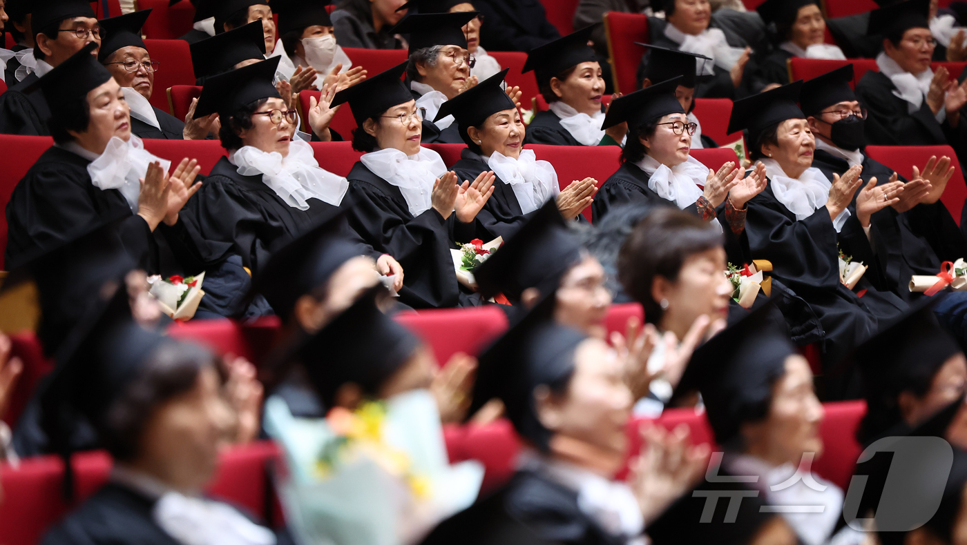 (서울=뉴스1) 김도우 기자 = 12일 서울 서초구 서울시교육청교육연수원에서 열린 ‘2024학년도 초등·중학 학력 인정 문해교육 졸업식'에서 졸업생들이 축하공연을 보며 손뼉을 치고 …