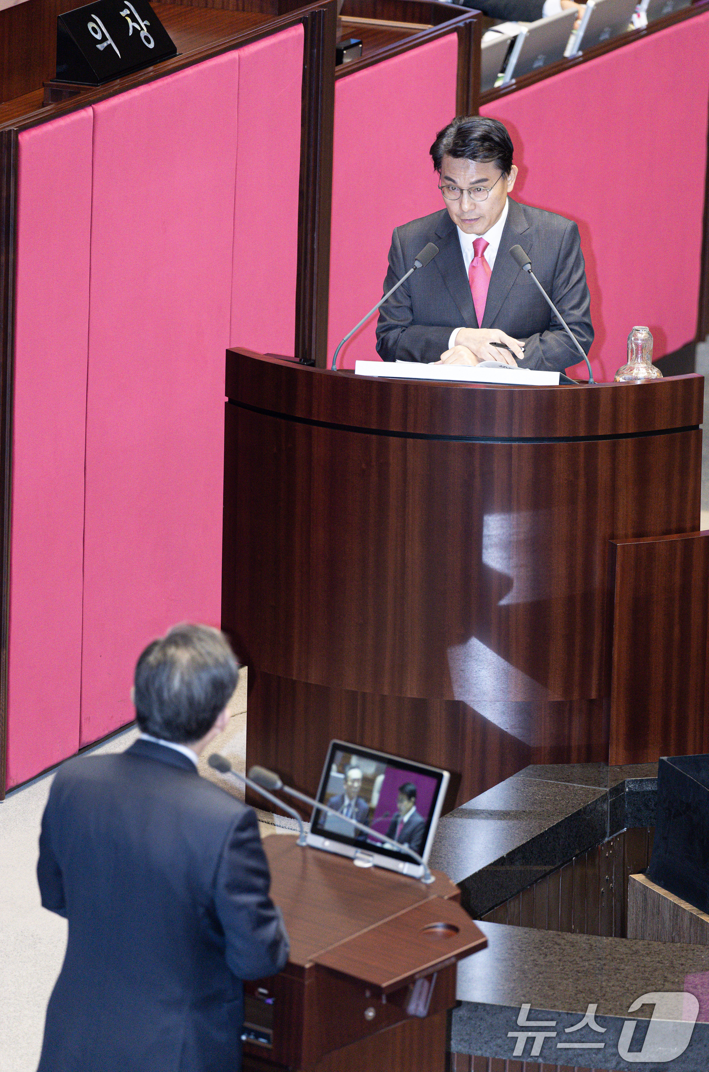 (서울=뉴스1) 이재명 기자 = 윤상현 국민의힘 의원이 12일 오후 서울 여의도 국회에서 열린 제422회 국회(임시회) 제4차 본회의에서 조태열 외교부 장관에게 정치·외교·통일·안 …