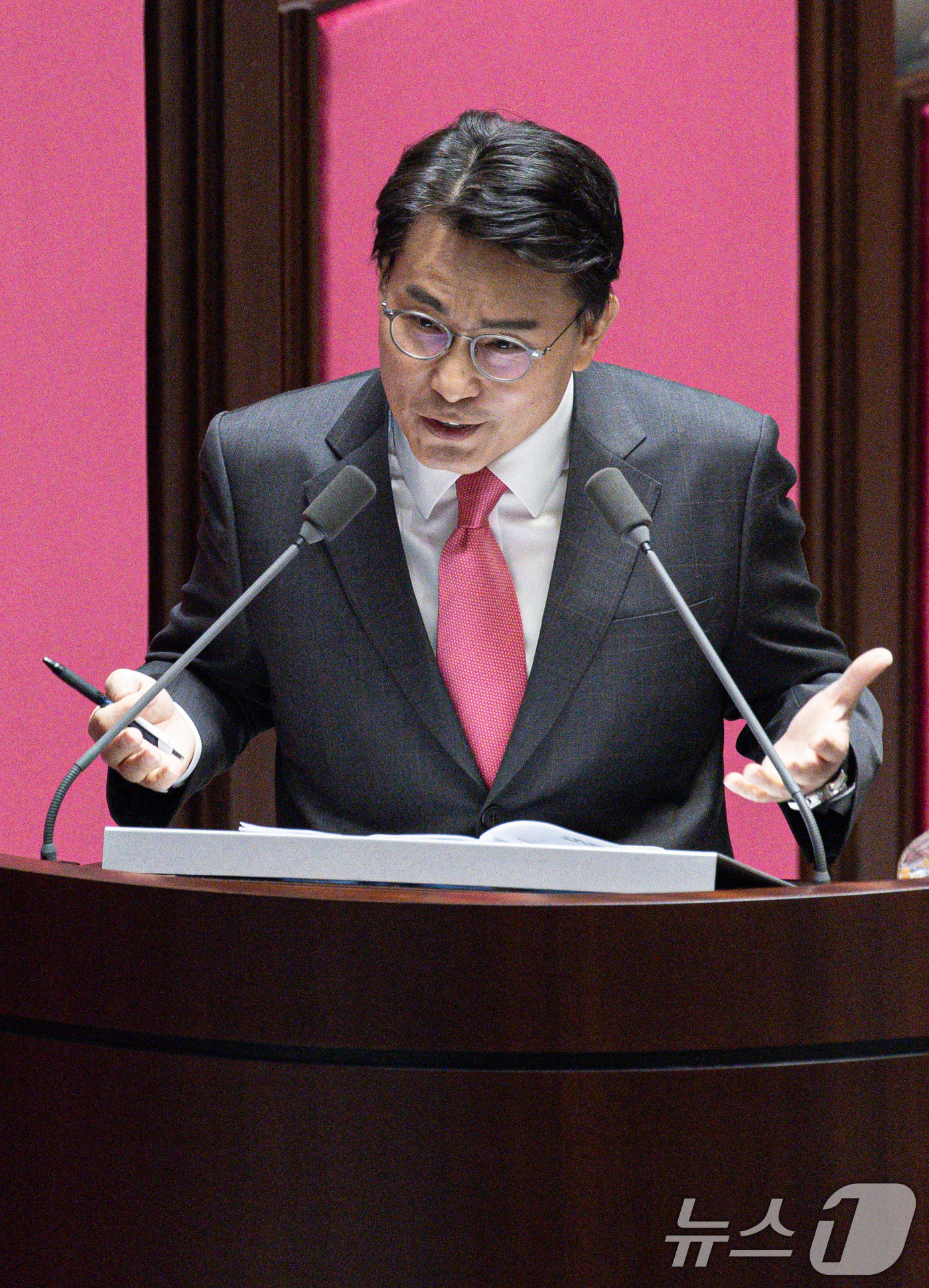 (서울=뉴스1) 이재명 기자 = 윤상현 국민의힘 의원이 12일 오후 서울 여의도 국회에서 열린 제422회 국회(임시회) 제4차 본회의에서 김석우 법무부 장관 직무대행에게 정치·외교 …