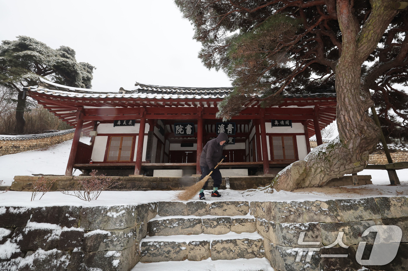 (서울=뉴스1) = 눈이 내린 12일 경남 함양군 수동면 청계서원에서 관리인이 빗자루로 눈을 치우고 있다. (함양군 김용만 제공. 재판매 및 DB 금지) 2025.2.12/뉴스1