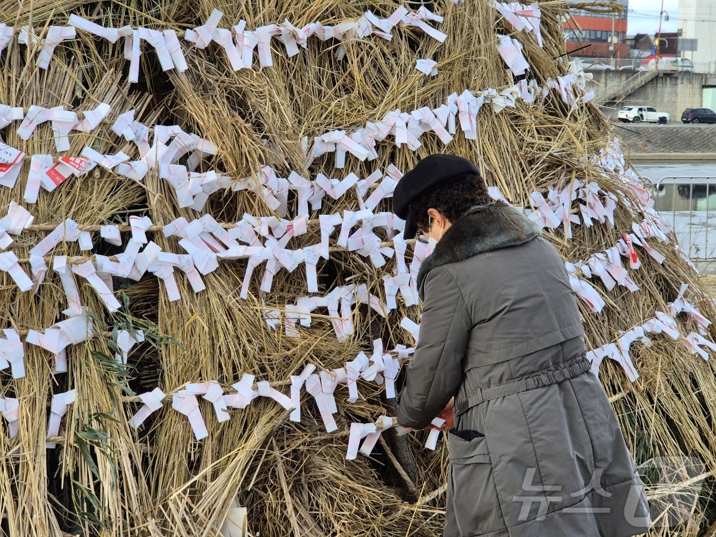 (강릉=뉴스1) 윤왕근 기자 = 정월대보름인 12일 오후 강원 강릉단오제전수교육관 앞 남대천 둔치에서 열린 \'강릉 망월제\' 행사장을 찾은 시민이 소원지를 매달고 있다. 정월대보 …