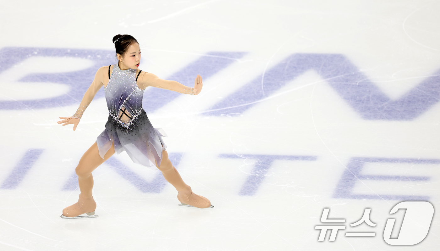 (하얼빈(중국)=뉴스1) 이승배 기자 = 피겨 김서영이 12일 중국 헤이룽장성 하얼빈 빙상훈련센터 다목적홀에서 열린 하얼빈 동계아시안게임 피겨 여자 싱글 쇼트에서 연기를 펼치고 있 …