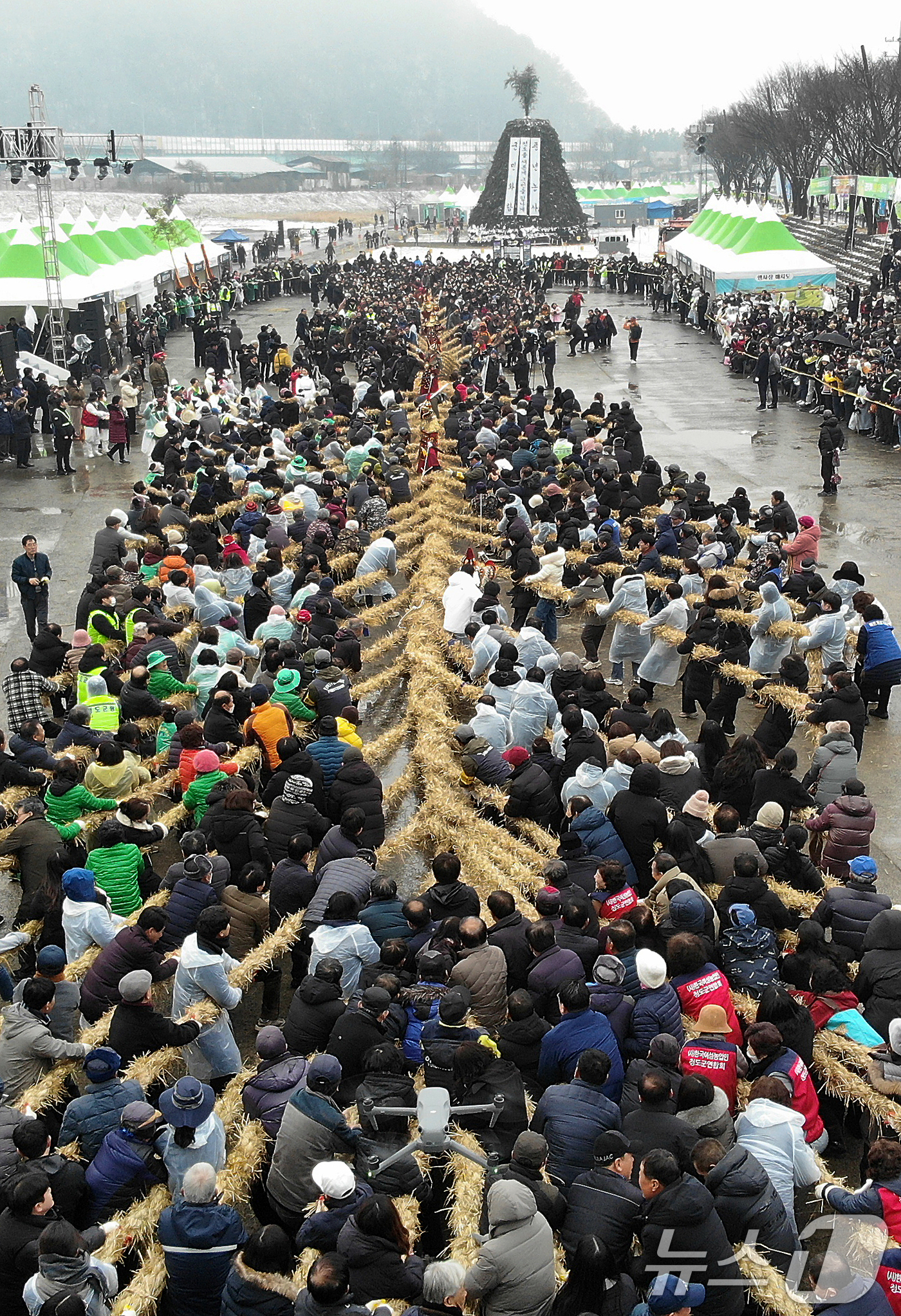 (청도=뉴스1) 공정식 기자 = 정월대보름인 12일 오후 경북 청도군 청도천 둔치에서 주민들이 군민화합과 풍년농사를 기원하는 '도주 줄당기기'를 하고 있다. 2025.2.12/뉴스 …