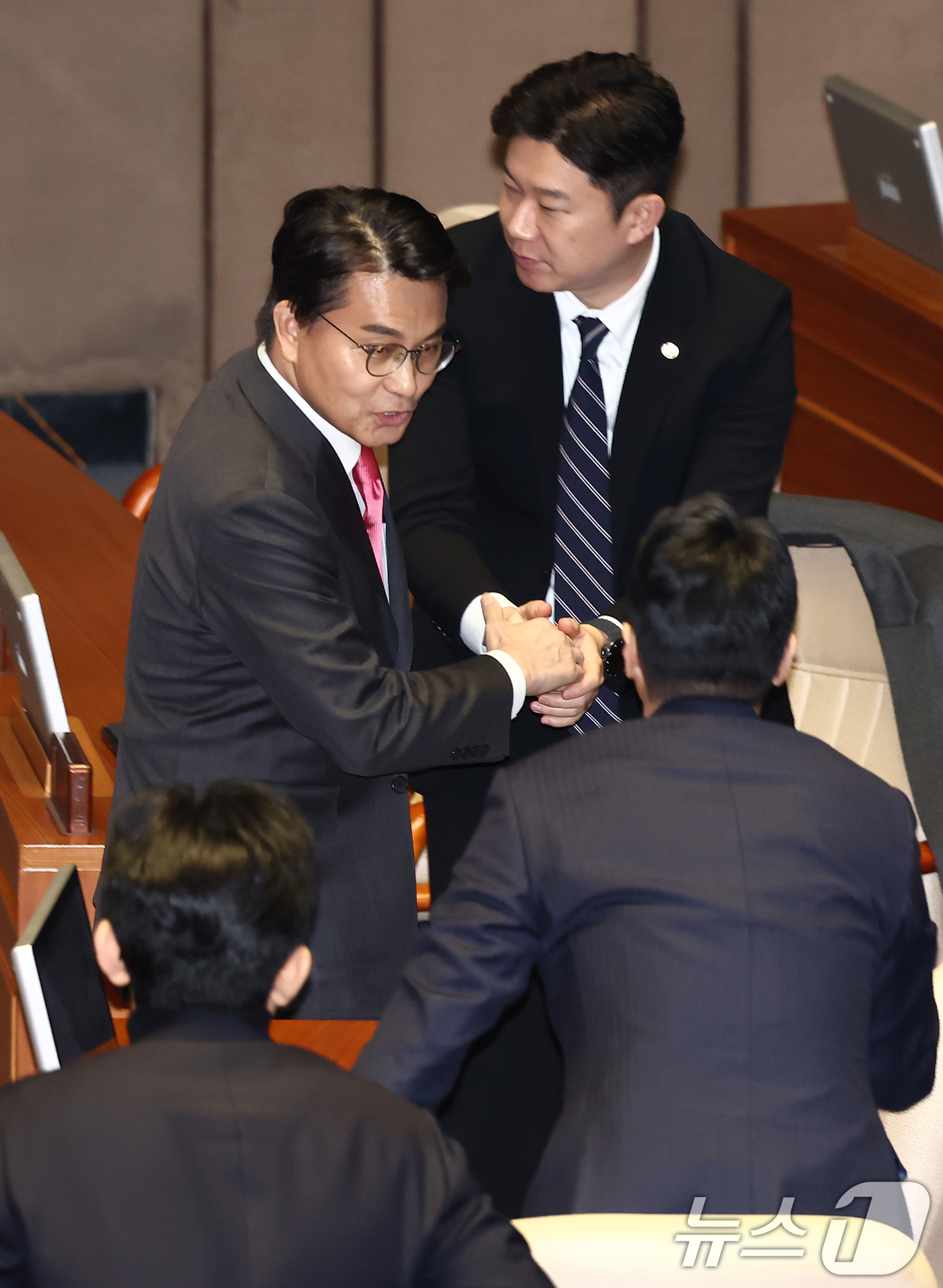 (서울=뉴스1) 김민지 기자 = 윤상현 국민의힘 의원이 12일 오후 서울 여의도 국회 본회의장에서 열린 정치·외교·통일·안보 분야 대정부질문을 마치고 동료 의원들의 격려를 받고 있 …