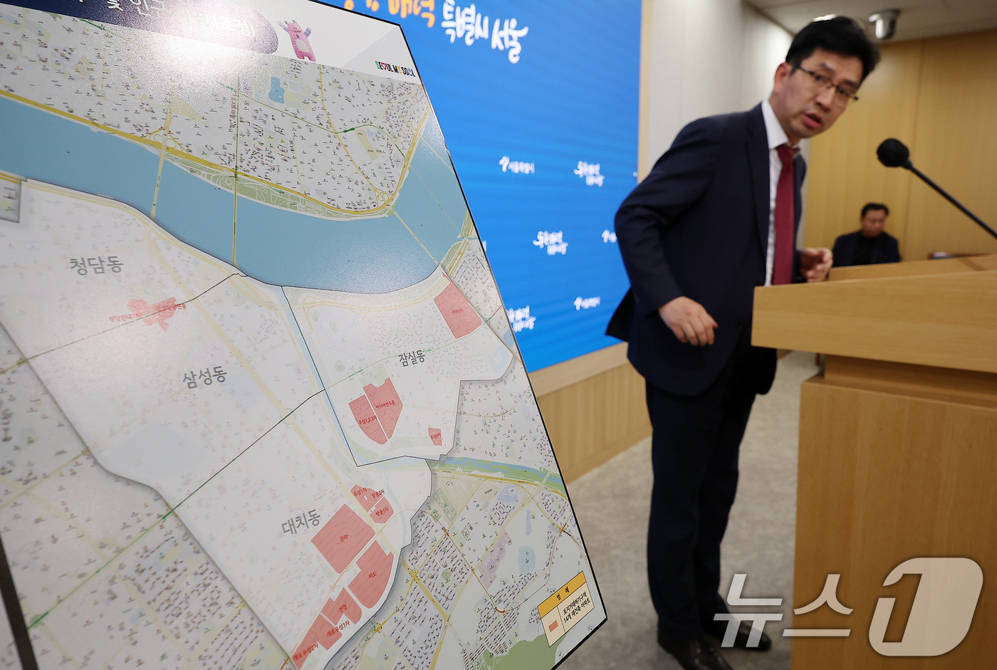 (서울=뉴스1) 김진환 기자 = 조남준 서울시 도시공간본부장이 12일 오후 서울시청에서 열린 토지거래허가제 해제 심의 결과 브리핑을 진행하고 있다.서울시는 송파구 잠실동, 강남구 …