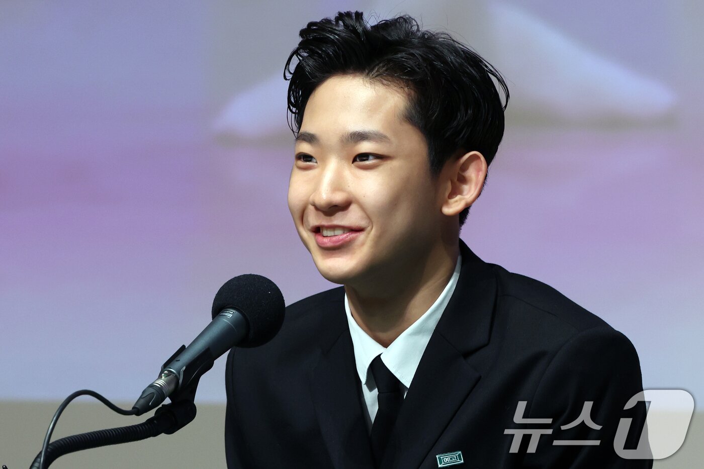 본문 이미지 - 한국 발레리노 최초로 로잔 콩쿠르에서 우승한 박윤재(16·서울예고)가 12일 오후 서울 종로구 서울아트센터에서 '로잔 발레 콩쿠르 우승 기념' 기자회견을 하고 있다. 2025.2.12/뉴스1 ⓒ News1 황기선 기자