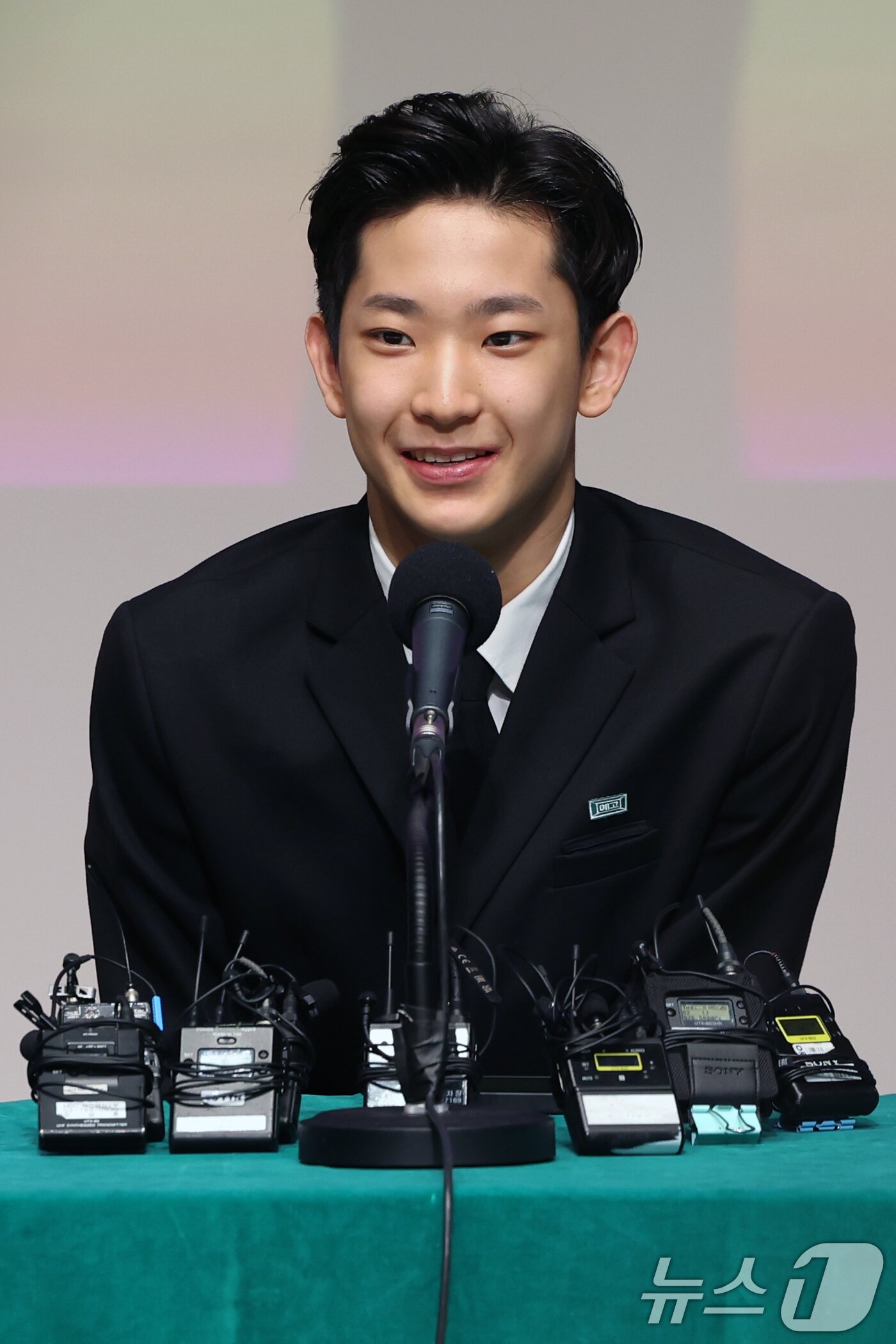 본문 이미지 - 한국 발레리노 최초로 로잔 콩쿠르에서 우승한 박윤재(16·서울예고)가 12일 오후 서울 종로구 서울아트센터에서 '로잔 발레 콩쿠르 우승 기념' 기자회견을 하고 있다. 2025.2.12/뉴스1 ⓒ News1 황기선 기자