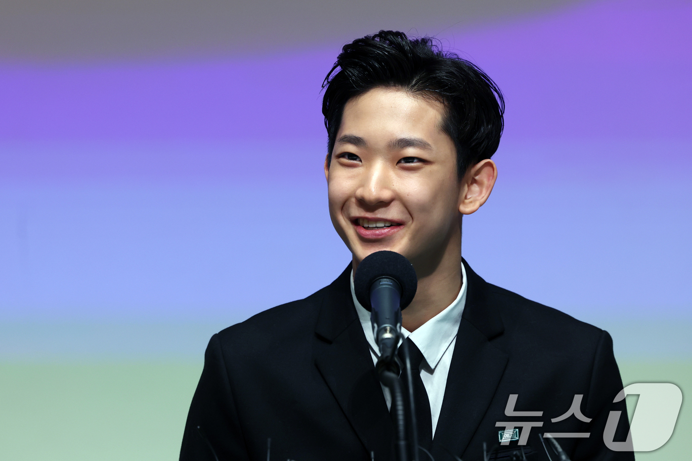 (서울=뉴스1) 황기선 기자 = 한국 발레리노 최초로 로잔 콩쿠르에서 우승한 박윤재(16·서울예고)가 12일 오후 서울 종로구 서울아트센터에서 '로잔 발레 콩쿠르 우승 기념' 기자 …