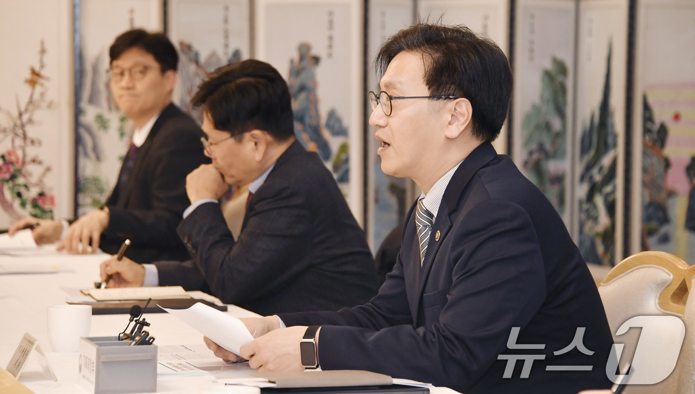(서울=뉴스1) = 김범석 기획재정부 차관이 12일 오후 서울 종로구 정부서울청사에서 열린 '제52차 경제관계차관회의 겸 제39차 물가관계차관회의 겸 민생경제점검 전담반 회의'를 …