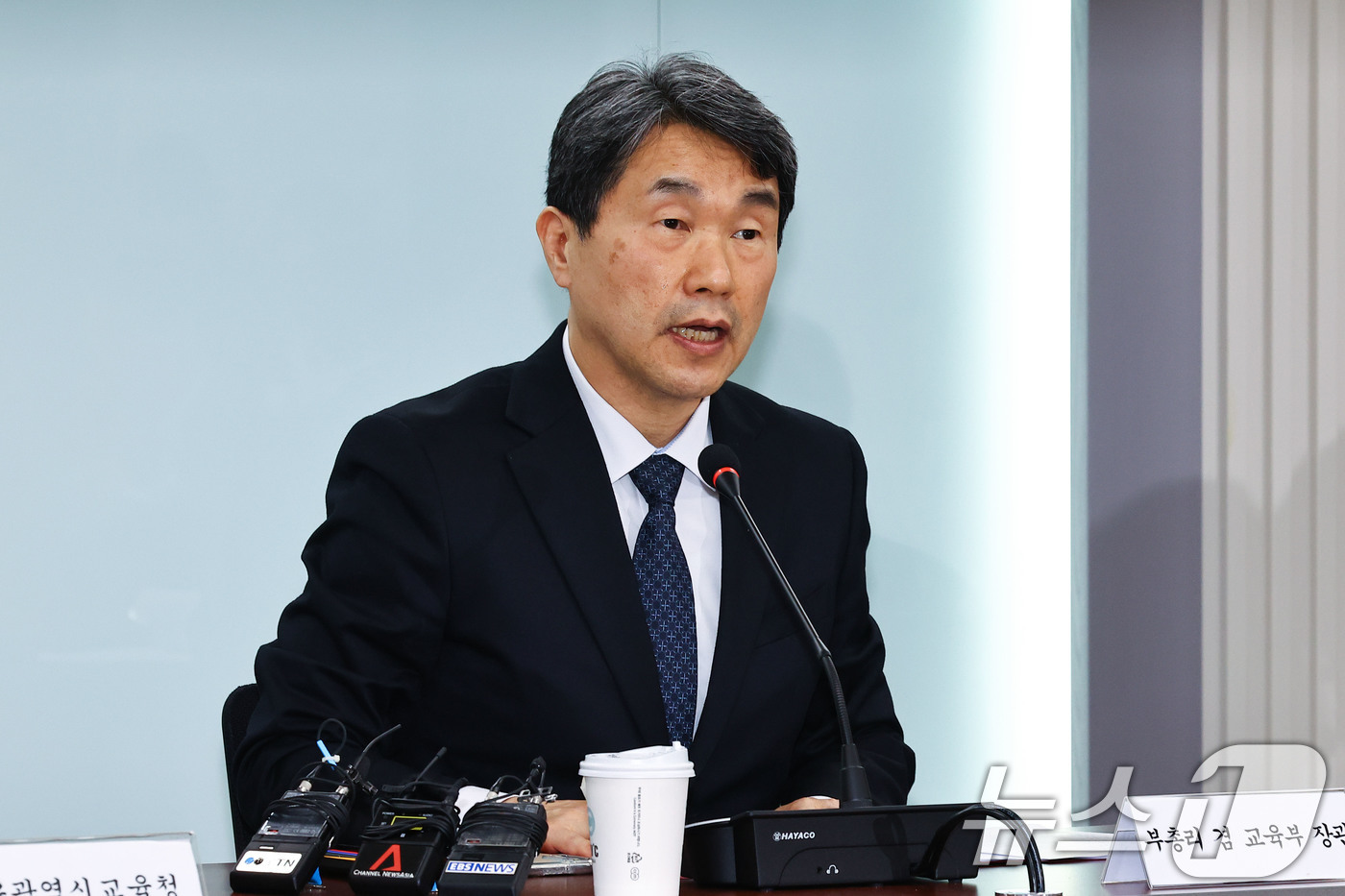 (서울=뉴스1) 임세영 기자 = 이주호 사회부총리 겸 교육부 장관과 12일 정부서울청사에서 열린 부총리-시·도 교육감 간담회에서 발언하고 있다.  (공동취재) 2025.2.12/뉴 …