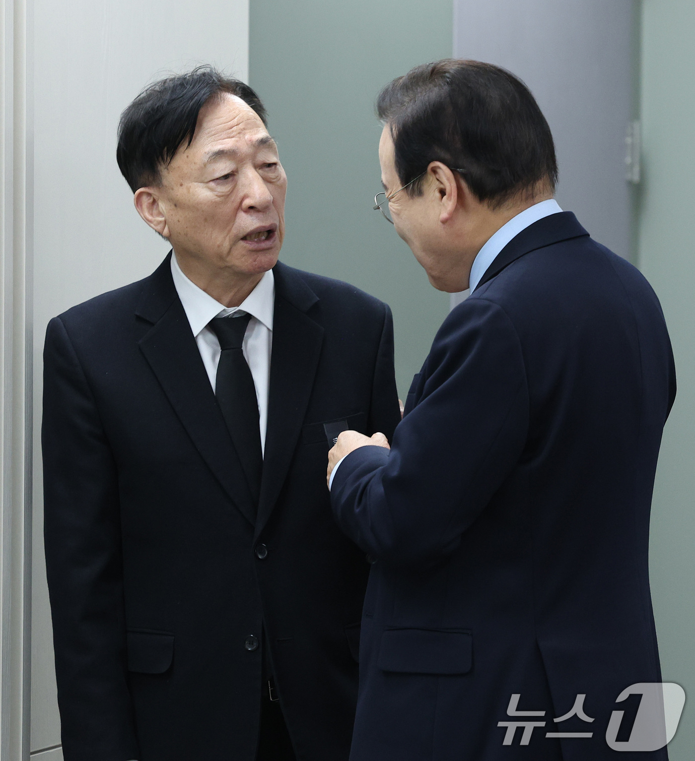 (서울=뉴스1) 임세영 기자 = 설동호 대전시교육감(왼쪽)이 12일 서울 종로구 정부서울청사에서 열린 학교 안전 강화를 위한 '부총리-시·도교육감 간담회'에 참석해 서거석 전북교육 …