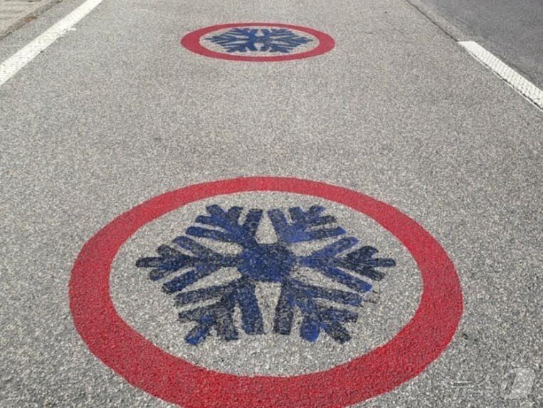 본문 이미지 - 결빙 사고 예방 방지를 위한 눈송이 모양의 감응형 노면표시. 도로 온도에 따라 색상이나 문양이 변한다.(행정안전부 제공)