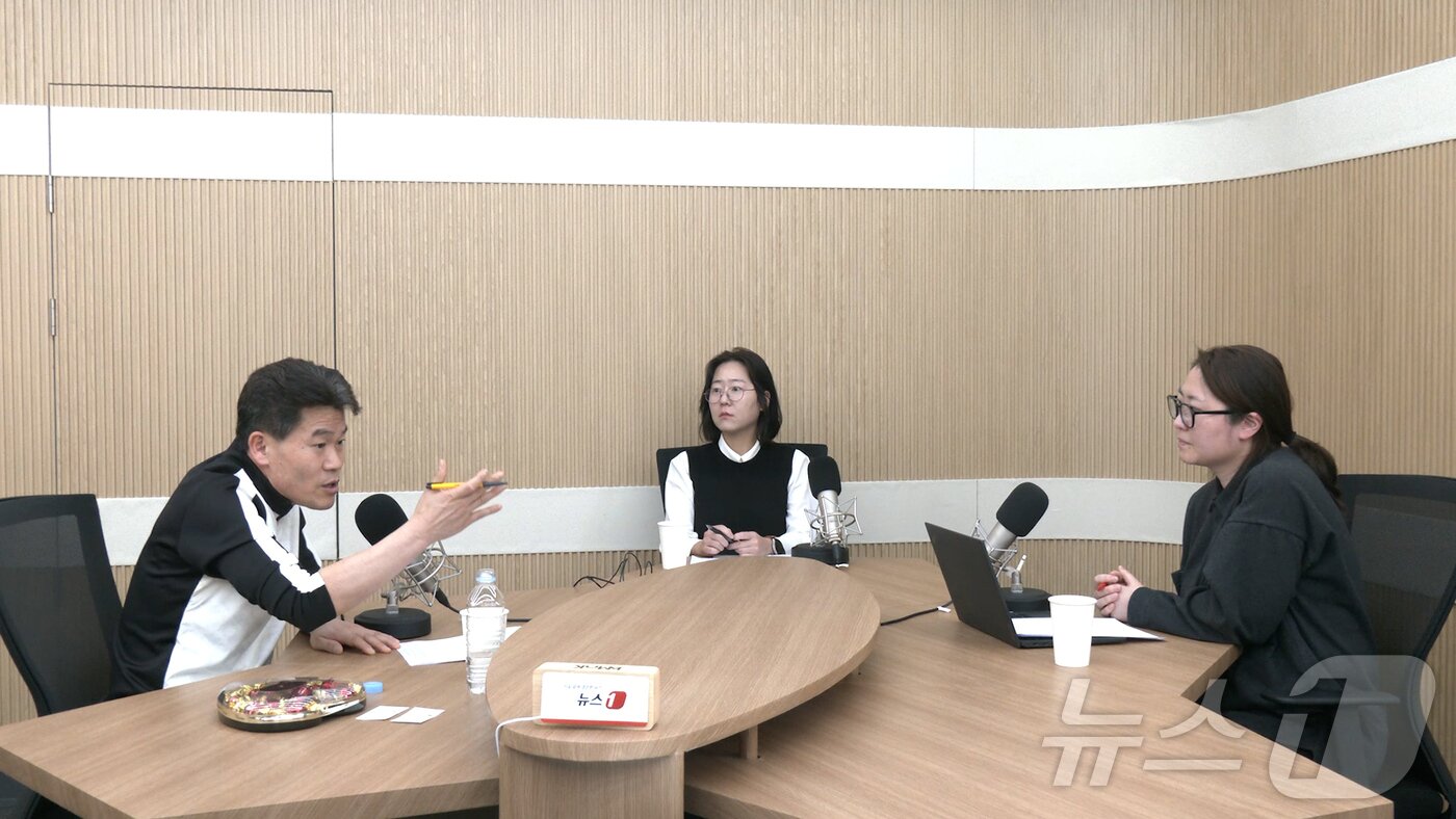 본문 이미지 - 공무원 시험 한국사 &#39;일타강사&#39;인 전한길 씨가 12일 뉴스1TV &#39;이슈 LIVE&#39;에 출연하고 있다. 2025.2.12/뉴스1