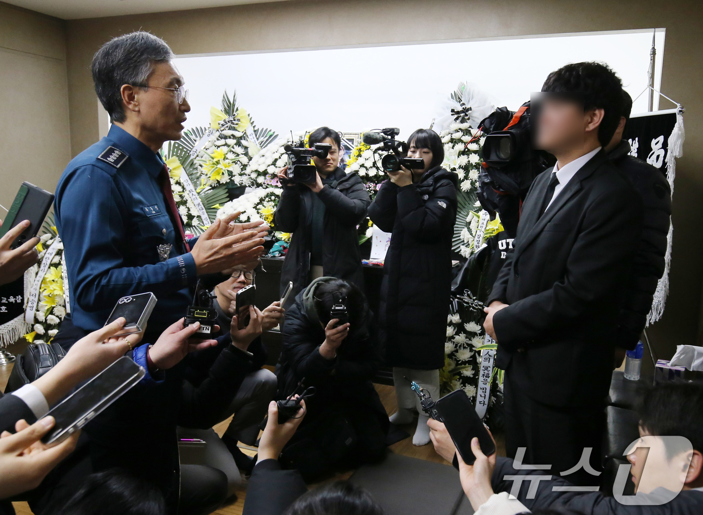 (대전=뉴스1) 김기태 기자 = 육종명 대전서부경찰서장이 12일 대전 서구 건양대병원 장례식장에서 교사에게 피살된 김하늘양을 추모한 뒤 유가족의 질문에 답하고 있다. 2025.2. …