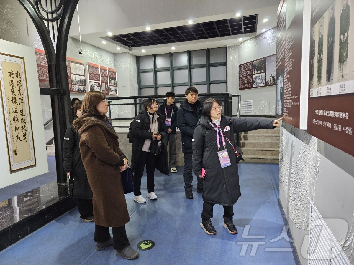 본문 이미지 - 기념관을 찾아 주의깊게 둘러보는 장미란 차관 &#40;왼쪽&#41;ⓒ News1 안영준 기자  