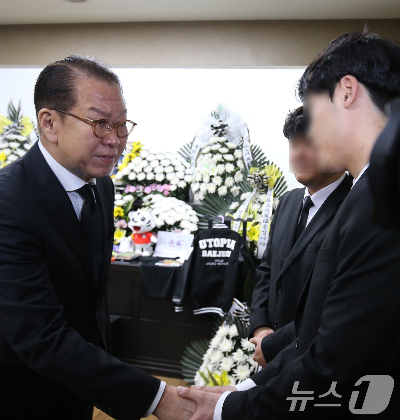 본문 이미지 - 권영세 국민의힘 비상대책위원장이 12일 대전 서구 건양대병원 장례식장에서 교사에게 피살된 김하늘양을 추모한 뒤 유가족을 위로하고 있다. 2025.2.12/뉴스1 ⓒ News1 김기태 기자