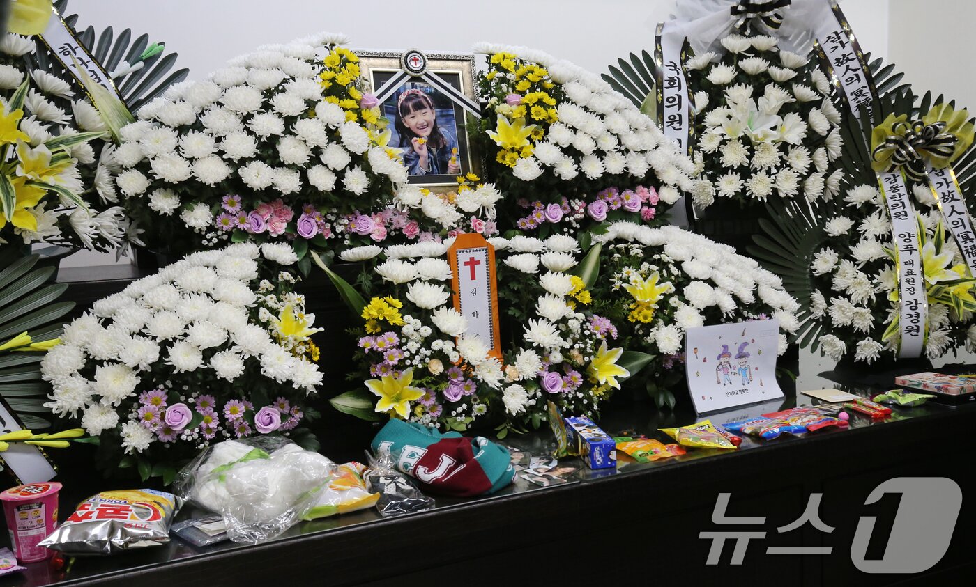 본문 이미지 - 12일 대전 서구 건양대병원 장례식장에 마련된 교사에게 피살된 김하늘양 빈소에 걸그룹 아이브 사진과 과자, 인형, 대전시티즌 머플러 등이 놓여 있다. 2025.2.12/뉴스1 ⓒ News1 김기태 기자
