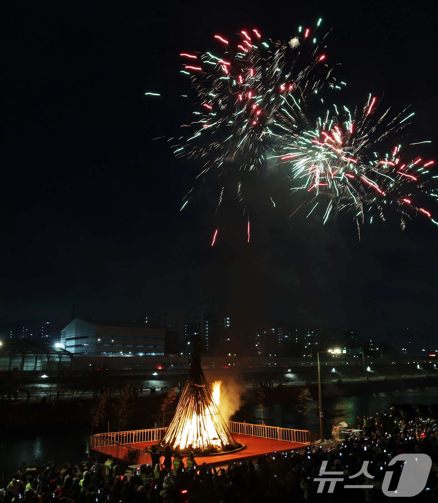 (서울=뉴스1) 오대일 기자 = 정월대보름인 12일 오후 서울 도봉구 중랑천변에서 열린 정월대보름 달맞이 행사에서 시민들이 타오르는 달집과 불꽃놀이을 바라보며 한해의 건강과 풍요를 …