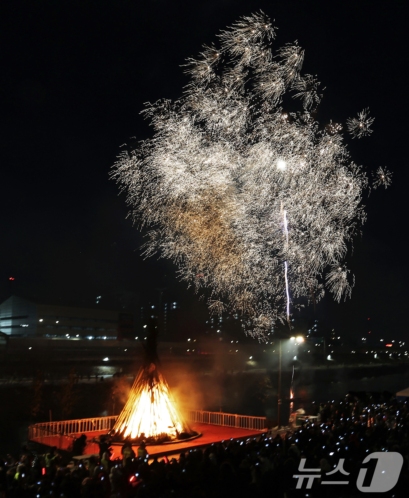 (서울=뉴스1) 오대일 기자 = 정월대보름인 12일 오후 서울 도봉구 중랑천변에서 열린 정월대보름 달맞이 행사에서 시민들이 타오르는 달집과 불꽃놀이을 바라보며 한해의 건강과 풍요를 …