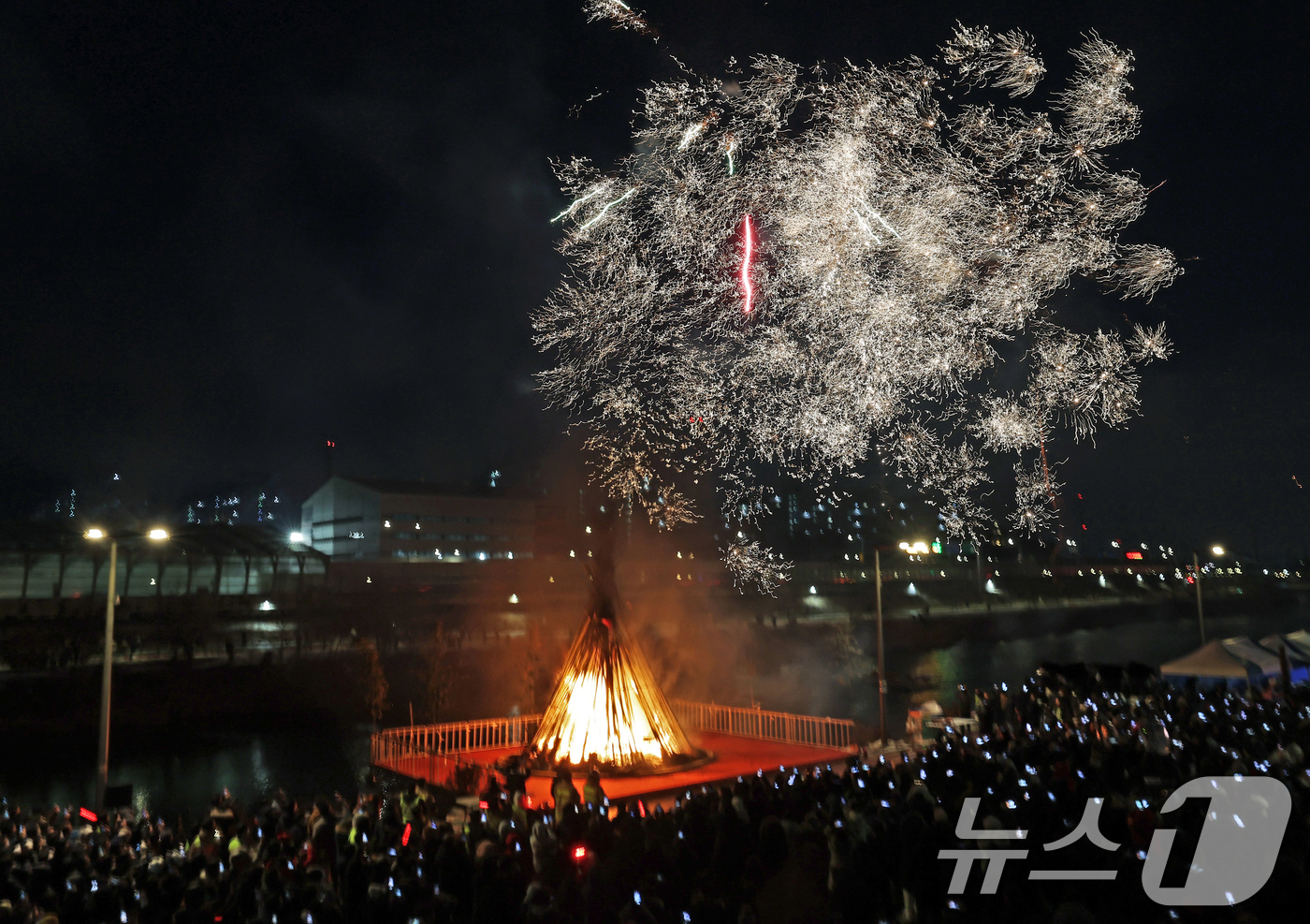 (서울=뉴스1) 오대일 기자 = 정월대보름인 12일 오후 서울 도봉구 중랑천변에서 열린 정월대보름 달맞이 행사에서 시민들이 타오르는 달집과 불꽃놀이을 바라보며 한해의 건강과 풍요를 …