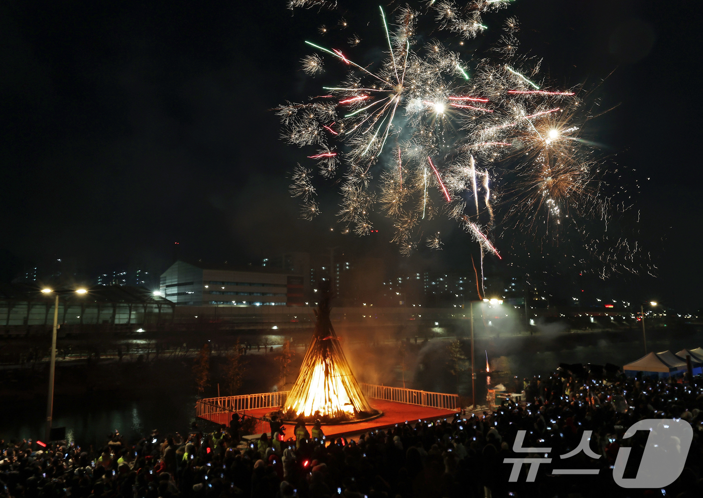 (서울=뉴스1) 오대일 기자 = 정월대보름인 12일 오후 서울 도봉구 중랑천변에서 열린 정월대보름 달맞이 행사에서 시민들이 타오르는 달집과 불꽃놀이을 바라보며 한해의 건강과 풍요를 …