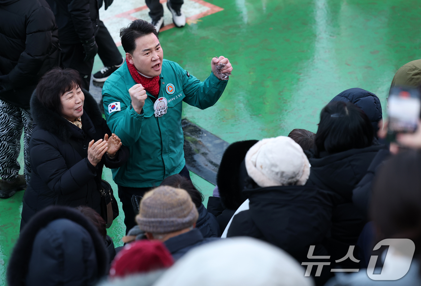 (서울=뉴스1) 오대일 기자 = 오언석 도봉구청장이 정월대보름인 12일 오후 서울 도봉구 중랑천변에서 열린 정월대보름 달맞이 행사에서 주민들과 인사를 나누고 있다. 2025.2.1 …