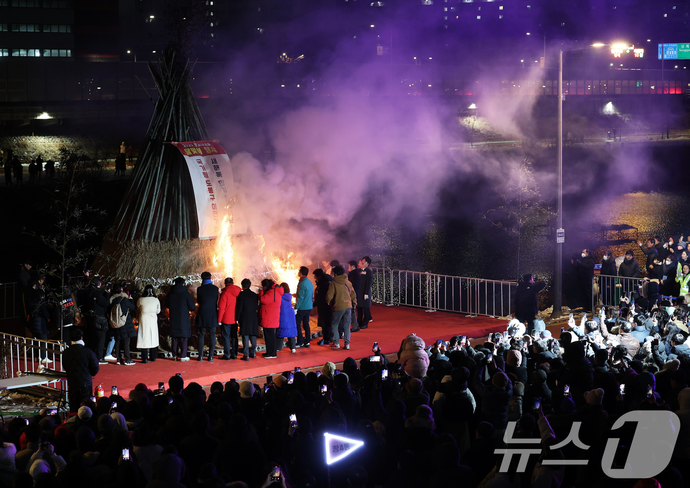 (서울=뉴스1) 오대일 기자 = 정월대보름인 12일 오후 서울 도봉구 중랑천변에서 열린 정월대보름 달맞이 행사에서 오언석 도봉구청장을 비롯한 구 관계자들이 주민들의 새해 소원지를 …