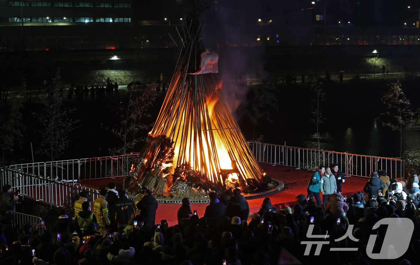 (서울=뉴스1) 오대일 기자 = 정월대보름인 12일 오후 서울 도봉구 중랑천변에서 열린 정월대보름 달맞이 행사에서 시민들이 타오르는 달집을 바라보며 한해의 건강과 풍요를 기원하고 …