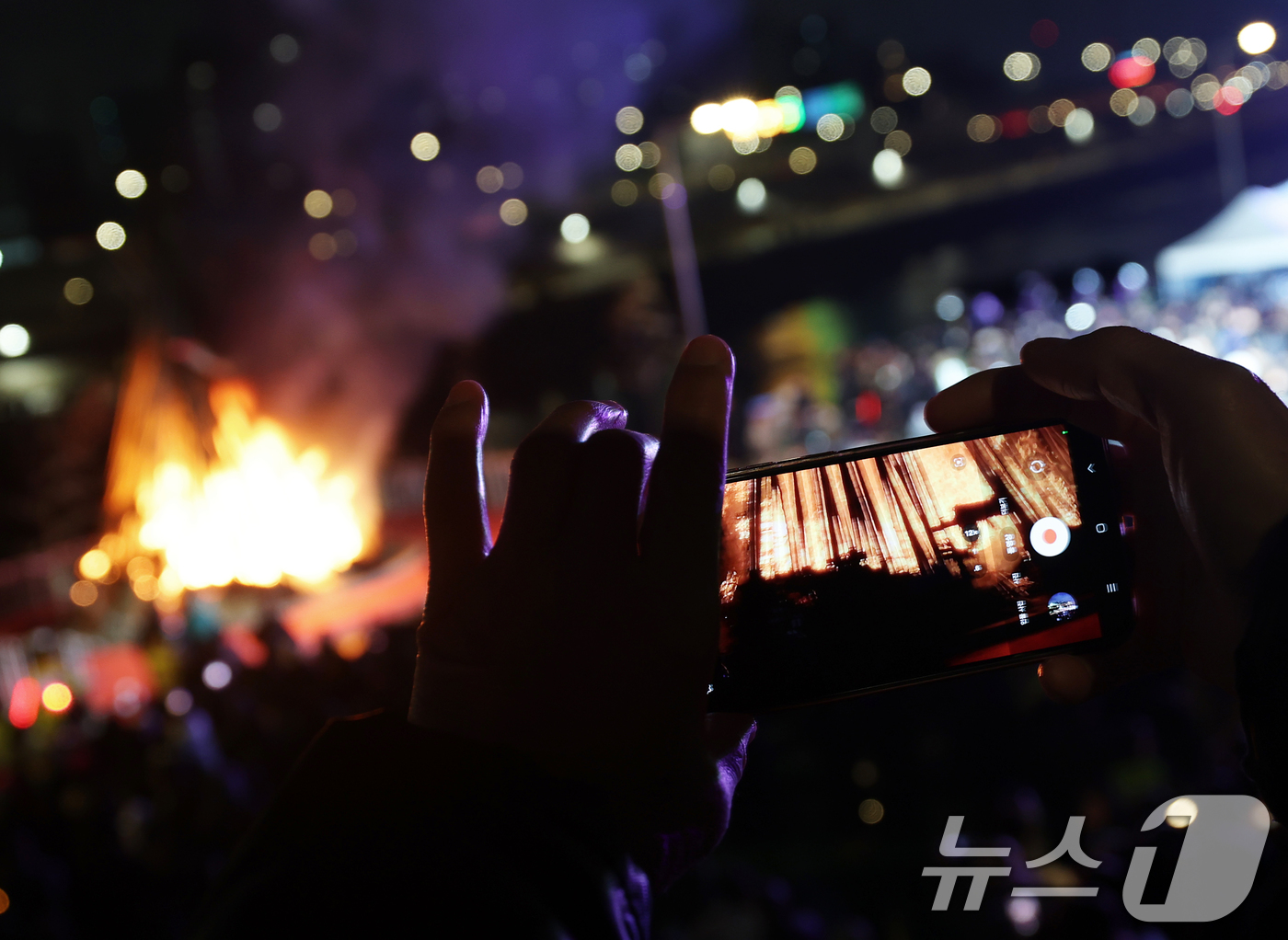 (서울=뉴스1) 오대일 기자 = 정월대보름인 12일 오후 서울 도봉구 중랑천변에서 열린 정월대보름 달맞이 행사에서 시민들이 타오르는 달집을 바라보며 한해의 건강과 풍요를 기원하고 …