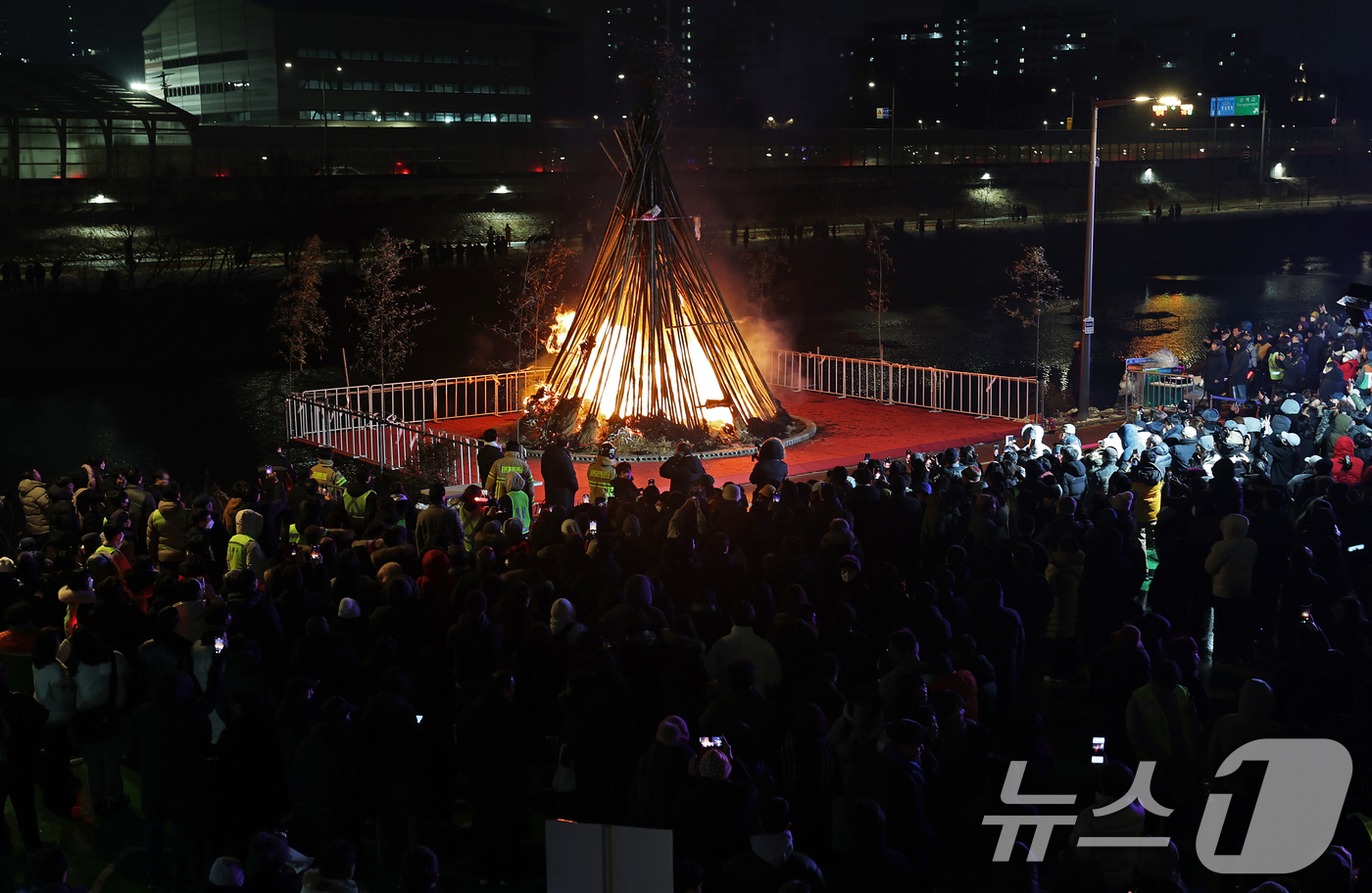 (서울=뉴스1) 오대일 기자 = 정월대보름인 12일 오후 서울 도봉구 중랑천변에서 열린 정월대보름 달맞이 행사에서 시민들이 타오르는 달집을 바라보며 한해의 건강과 풍요를 기원하고 …